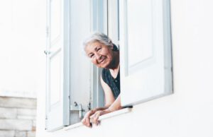 Starsza kobieta w oknie